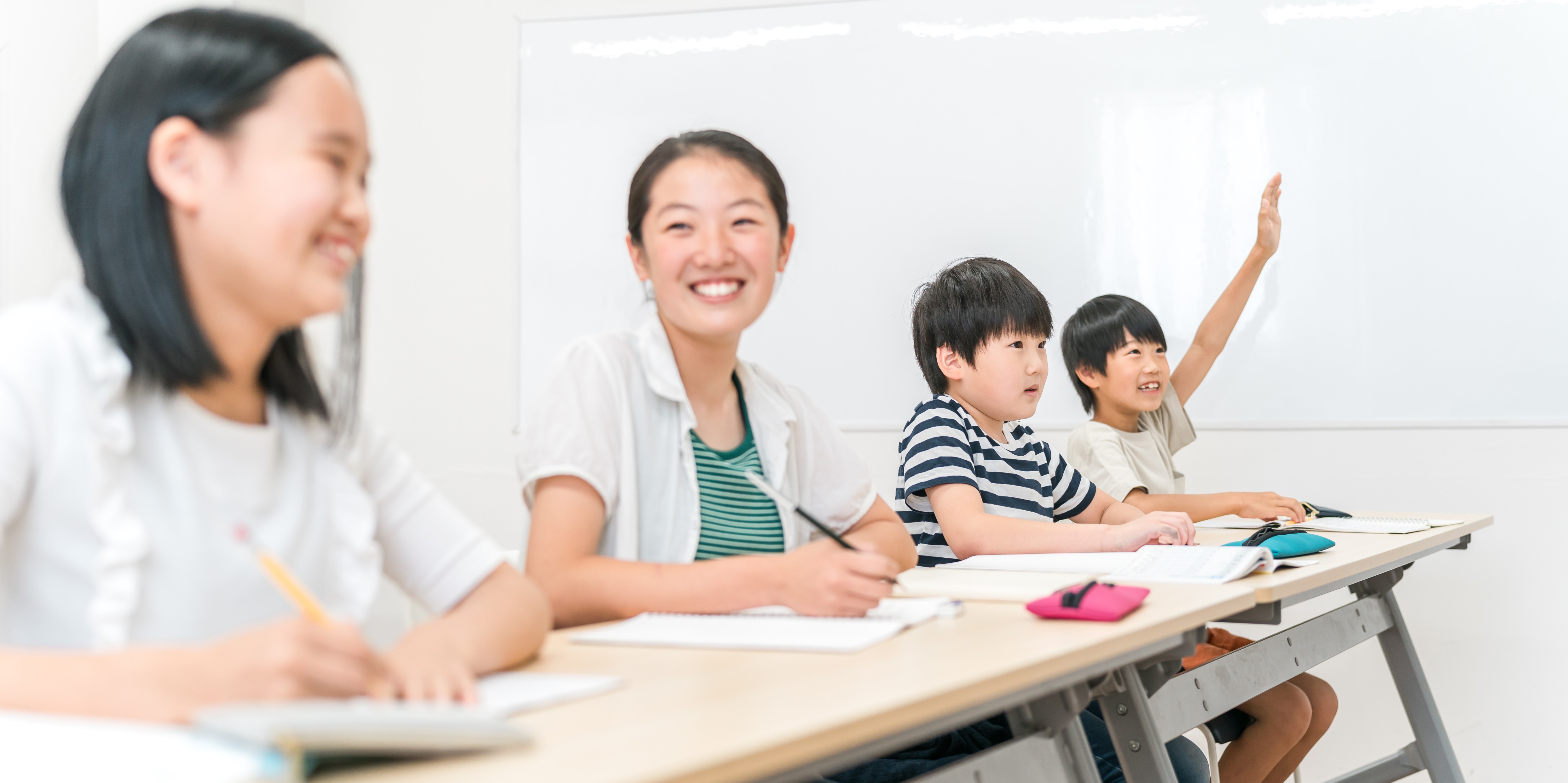 教室で学ぶ子どもたち